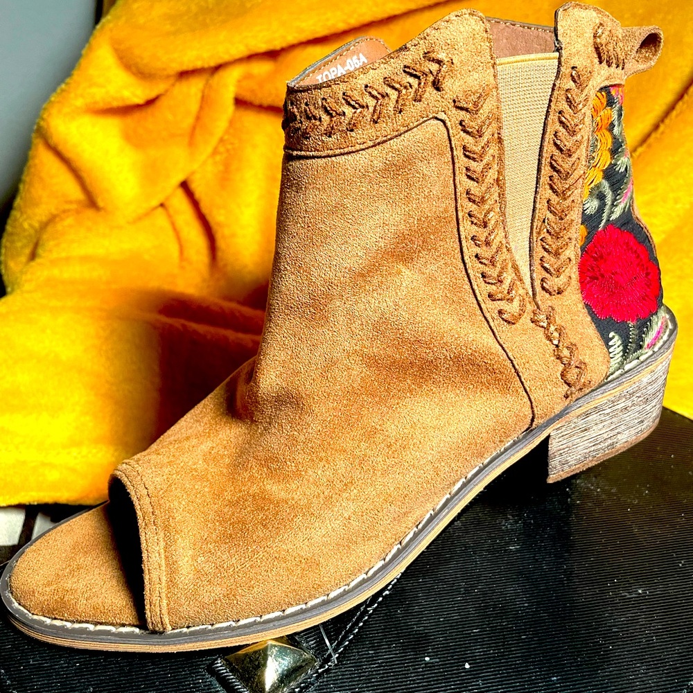 Brown embroidered open toe shoe.